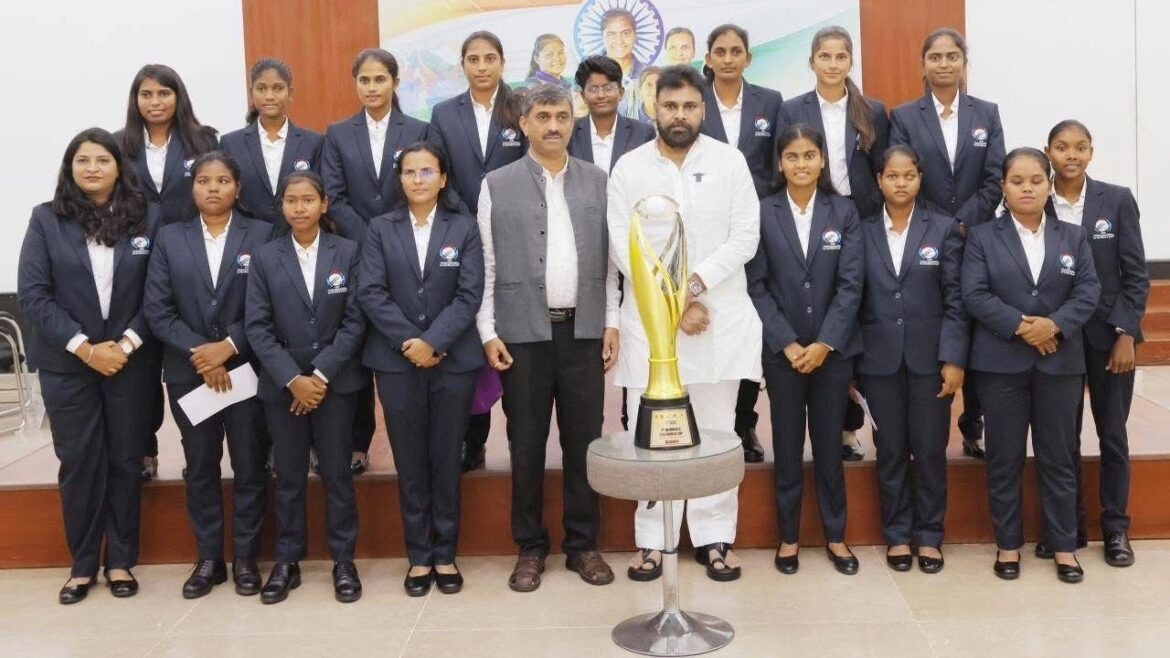 అంధుల మహిళల క్రికెట్ ప్రపంచకప్ విజేతలను పవన్ కళ్యాణ్ సత్కరించారు
