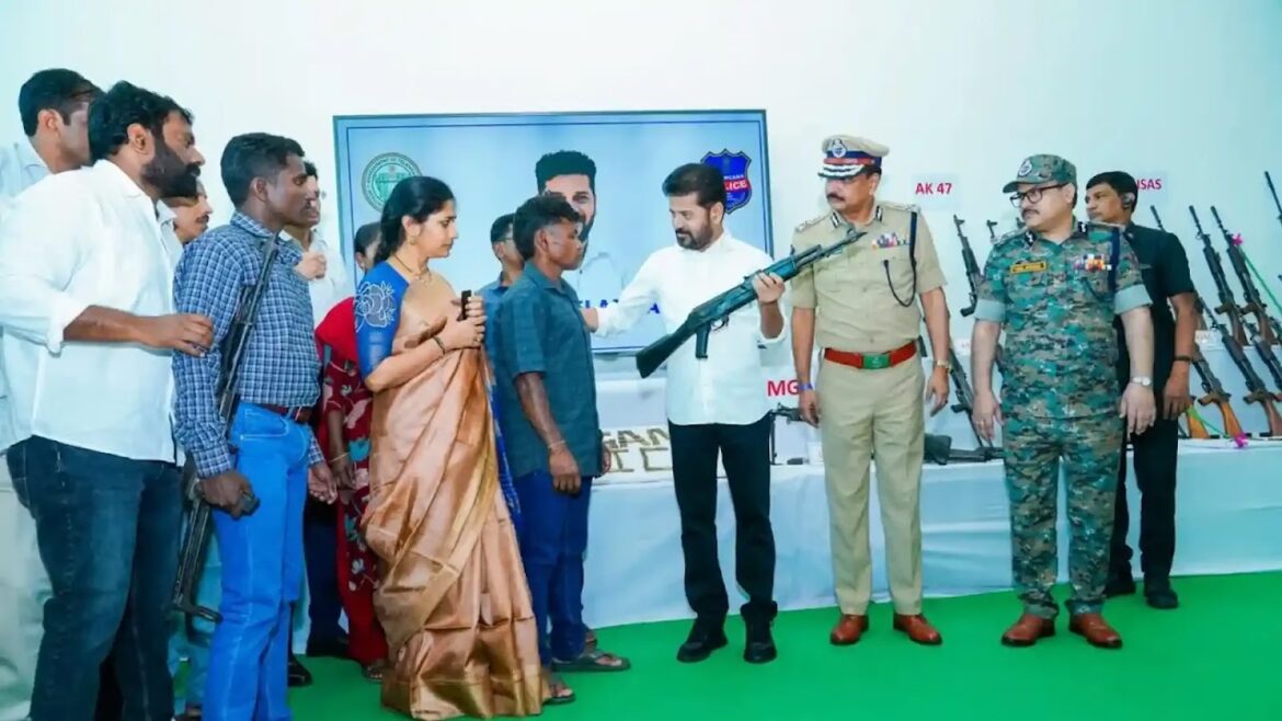 శాంతియుతంగా సమైక్యాంధ్ర కోసం సీఎం రేవంత్‌రెడ్డి పిలుపు మేరకు హైదరాబాద్‌లో 130 మంది మావోయిస్టులు 124 ఆయుధాలతో లొంగిపోయారు.
