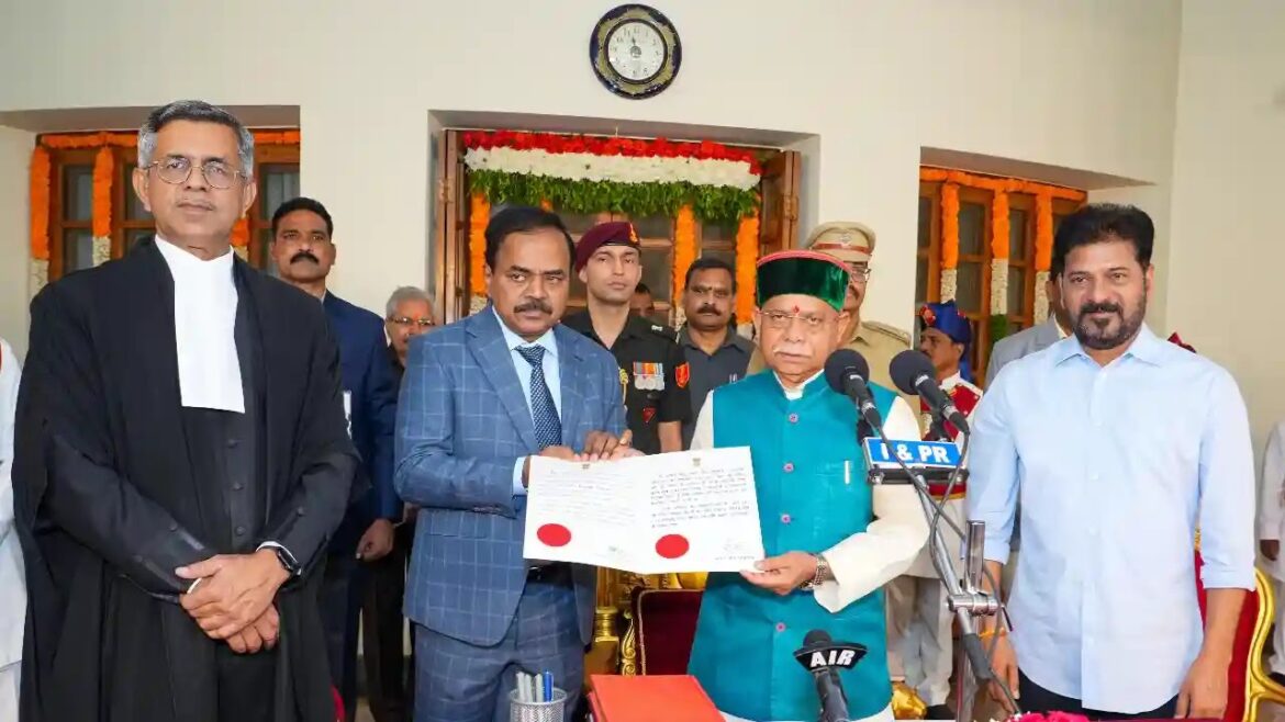 రాజ్‌భవన్‌ వేడుకల్లో తెలంగాణ గవర్నర్‌గా శివప్రతాప్‌ శుక్లా ప్రమాణ స్వీకారం చేశారు
