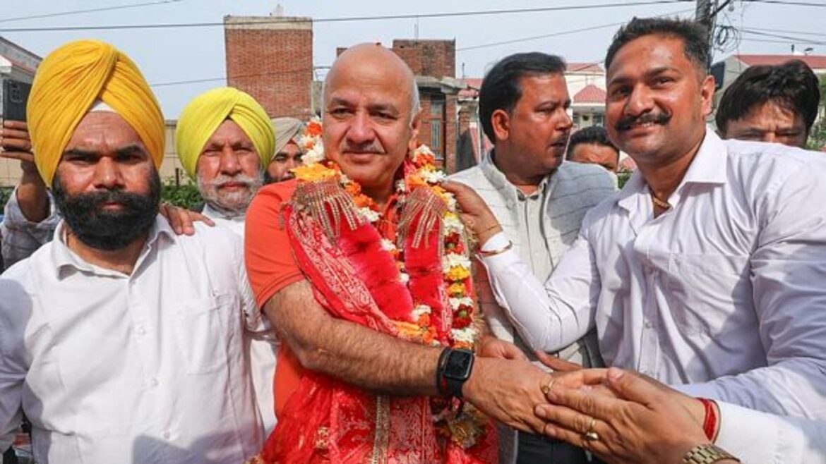 AAP leader Manish Sisodia being welcomed during a meeting with party workers, in Jammu
